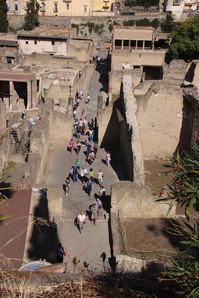 Ins. Orientalis II.4, Herculaneum, September 2019.
Looking west across large entrance hall and vestibule towards Decumanus Inferiore, across site.
Photo courtesy of Klaus Heese.